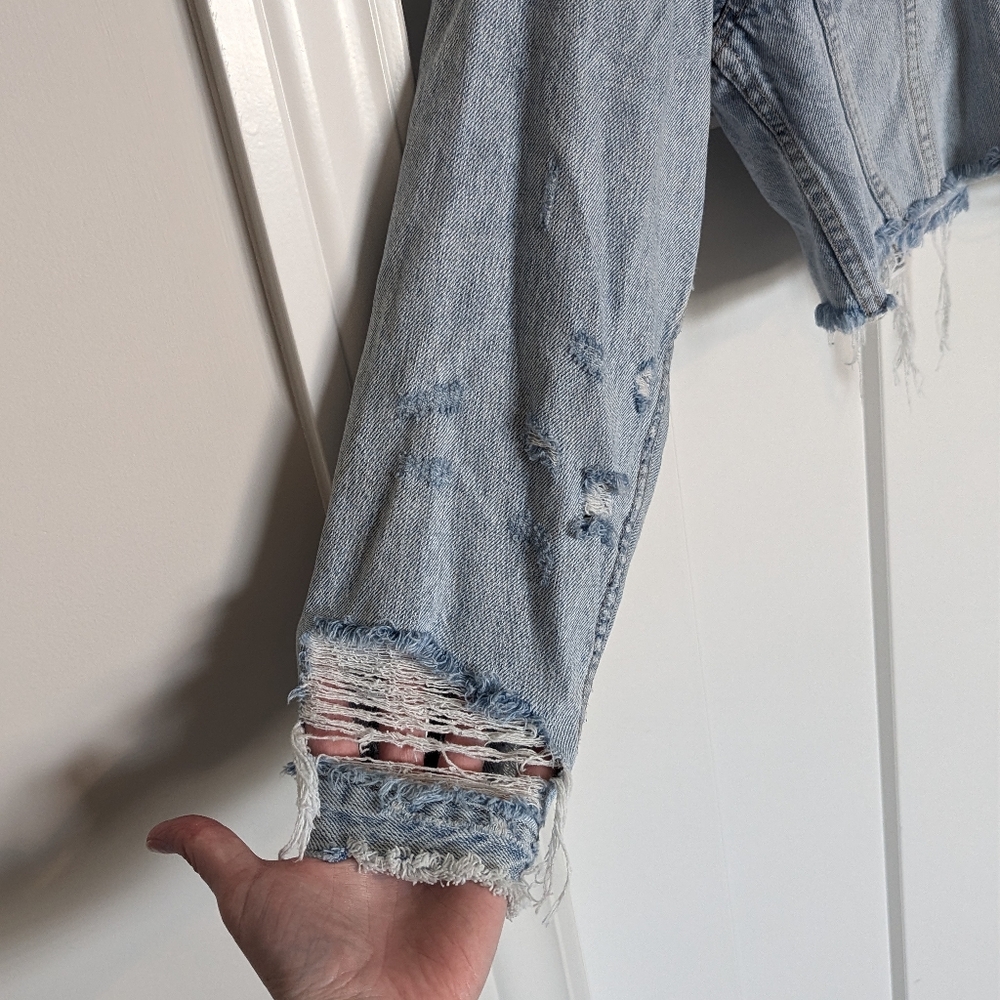 American Eagle Cropped Oversized Jean Jacket Very Distressed sz M - Picture 3 of 8